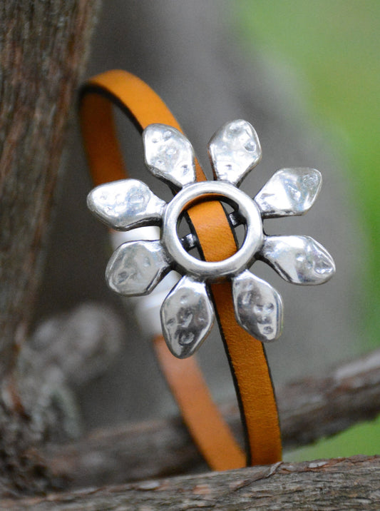 Daisy leather bracelet - Flower bracelet