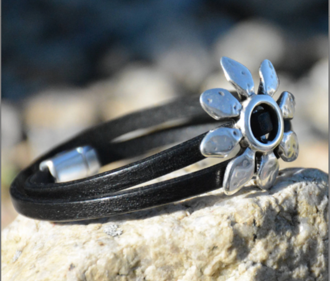 Daisy leather wrap bracelet - Flower bracelet