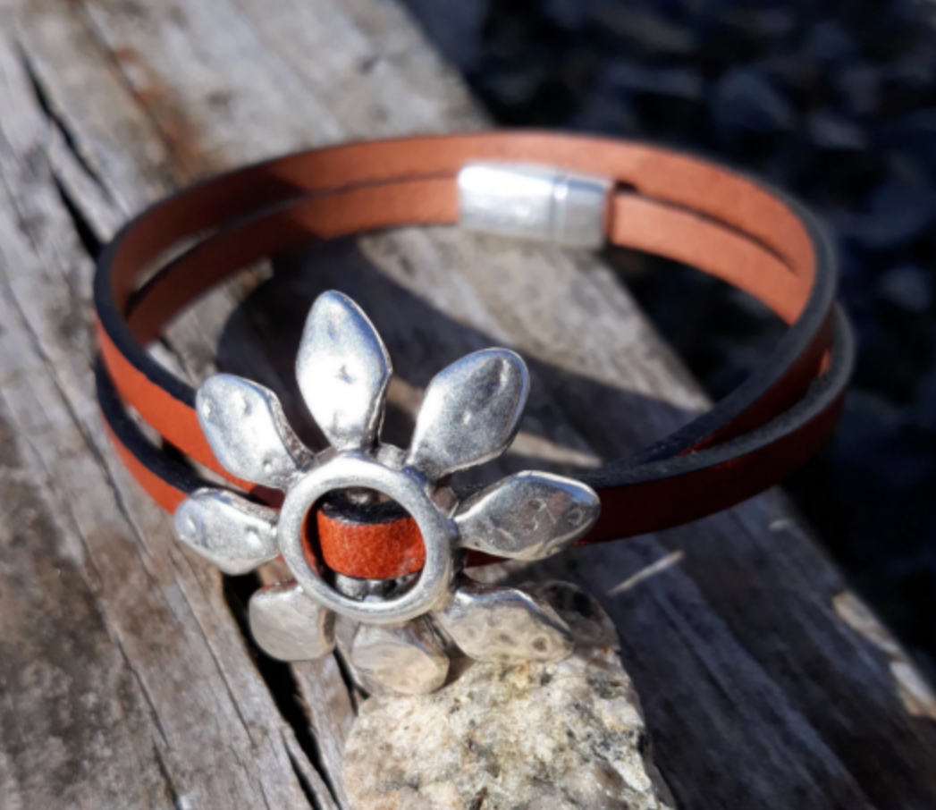 Daisy leather wrap bracelet - Flower bracelet