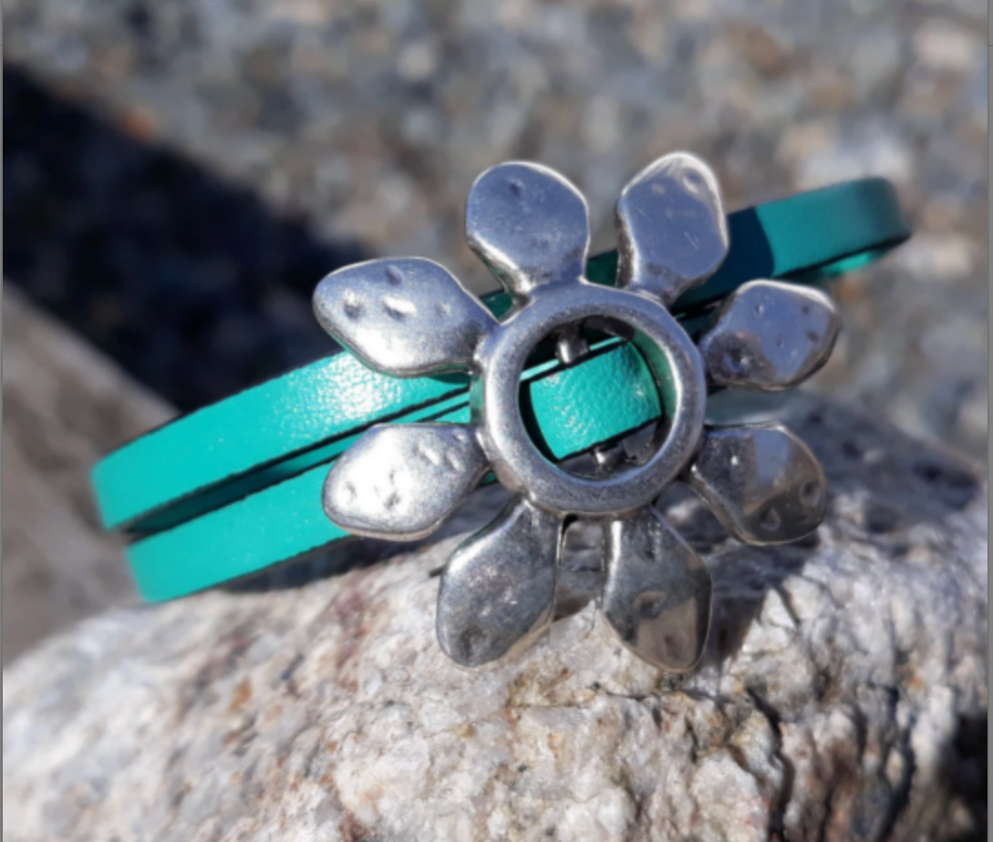 Daisy leather wrap bracelet - Flower bracelet